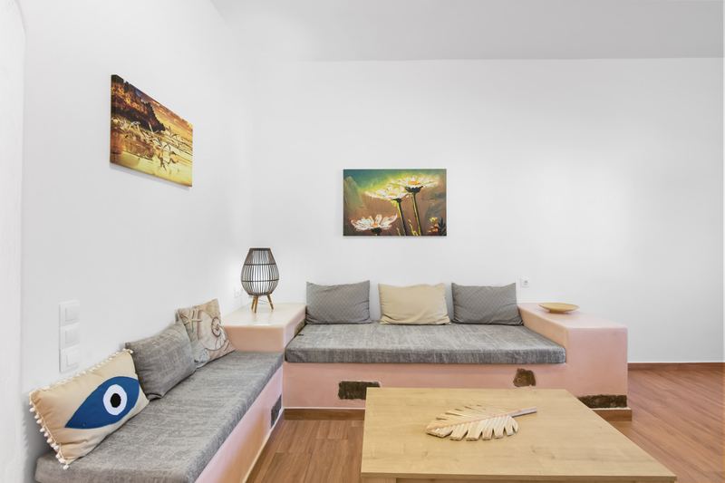 Margarita apartment, Flora Apartments Paros – living room with built-in sofa and dining area