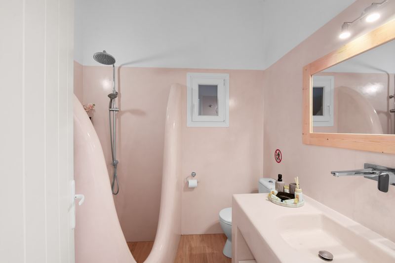 Margarita apartment, Flora Apartments Paros – bathroom with traditional shower divider