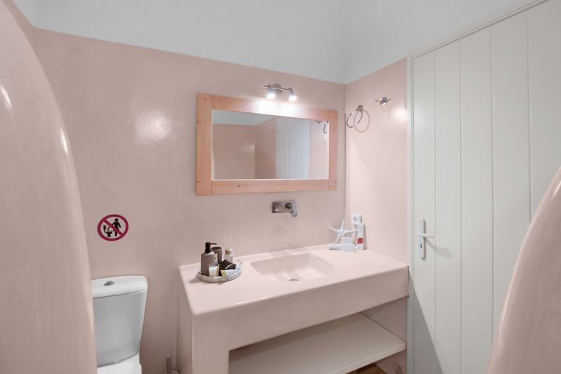 Margarita apartment, Flora Apartments Paros – bathroom with traditional shower divider