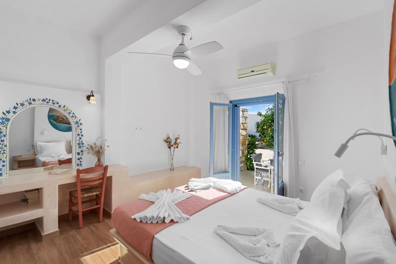 Margarita apartment, Flora Apartments Paros – master bedroom with double bed