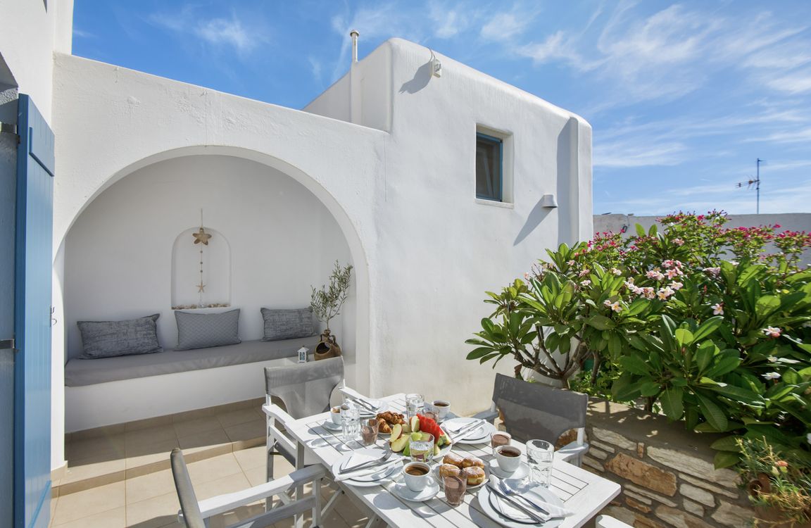 Rose apartment at Flora Apartments, Drios, Paros – furnished terrace with breakfast table