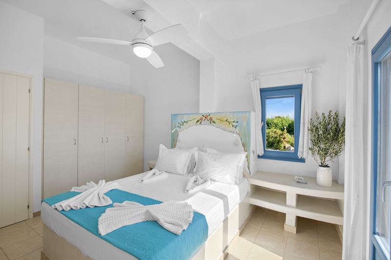 Rose apartment, Flora Apartments Paros – master bedroom with double bed